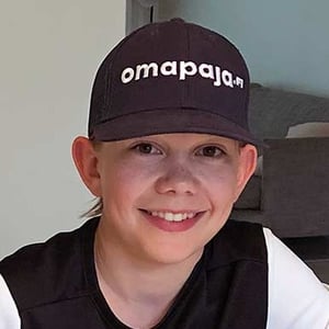 Ilja Veteläinen Omapajan lippalakki päässään.